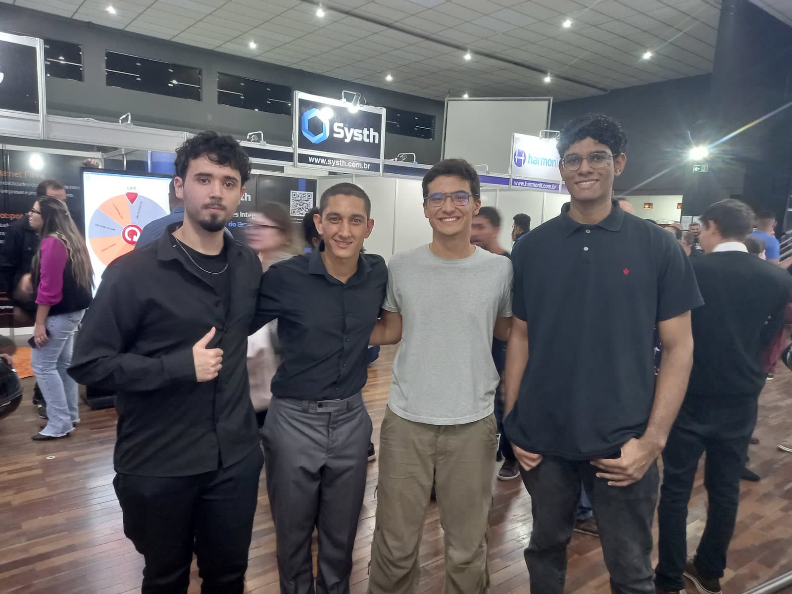 Estande da Mavellium na FITEC 2026 — João Victor Alves Pacheco Nascimento interagindo com o Janus CMS para análise de dados com GA4 e Clarity