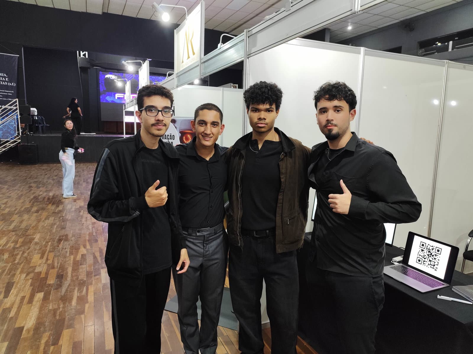Estande da Mavellium na FITEC 2026 — Yuri Momesso interagindo com o Janus CMS para análise de dados com GA4 e Clarity